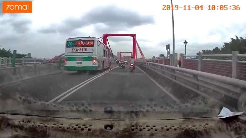騎士打滑自摔翻滾　險成公車輪下亡魂