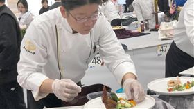 嘉藥教授顏名聰奪世界廚藝競賽主菜金牌嘉南藥理大學生活應用與保健系教授顏名聰（前）2日參加韓國首爾的2019世界廚藝競賽，以台灣料理融合夜市小吃，奪得主菜靜態展金牌。（嘉南藥理大學提供）中央社記者張榮祥台南傳真　108年11月5日
