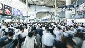 日本微軟2019年實驗讓員工一週工作4天，業務部門近日在網站說，在這個加班文化盛行的國家，縮短工時生產力不減反增，全球各地如今也有愈來愈多企業嘗試讓員工週休3日。圖為日本上班族通勤人潮。（圖取自PAKUTASO圖庫）