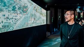 衛武營清明上河圖數位展　臨場感十足國立故宮博物院「清明上河圖」5日起在衛武營國家藝術文化中心數位重現，結合數位螢幕光牆及VR虛擬實境，臨場感十足。前右為衛武營藝術總監簡文彬。（衛武營提供）中央社記者程啟峰高雄傳真  108年11月5日