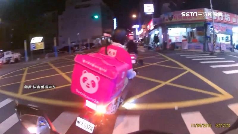 右轉鬼切遭譙髒話　外送員折返嗆騎士