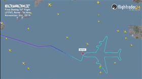 以色列航空（El Al Israel Airlines）日前陸續將旗下的波音747客機退役，於當地時間3日，在羅馬起飛最後一架波音747航班，飛往以色列特拉維夫市，途經地中海上空時，班機在空中劃出「波音747」機體的輪廓，向這近半世紀的飛行勤務致敬，畫下完美句點。（圖／翻攝自以色列航空IG）