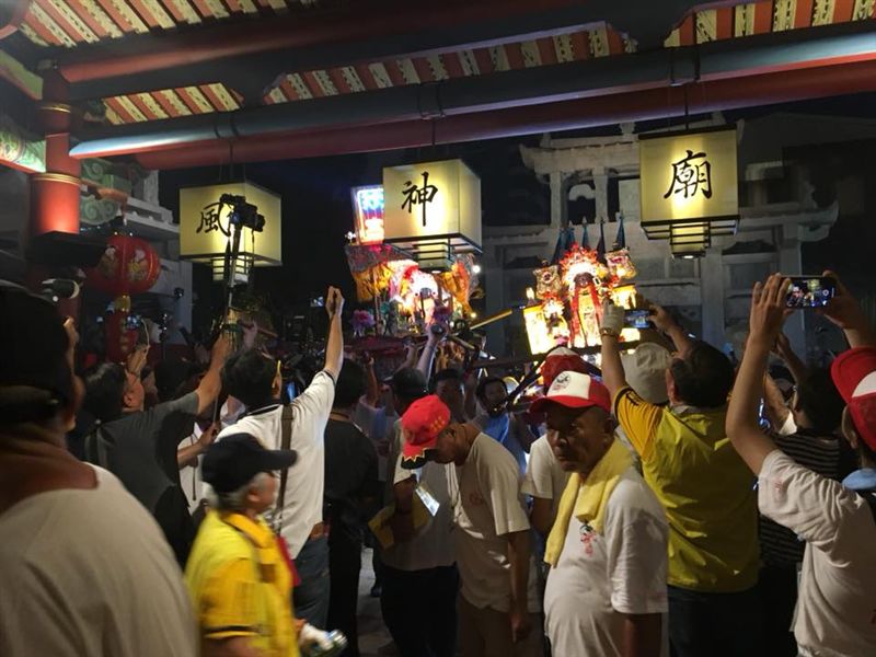 睽違一甲子　左右鄰居同出門
