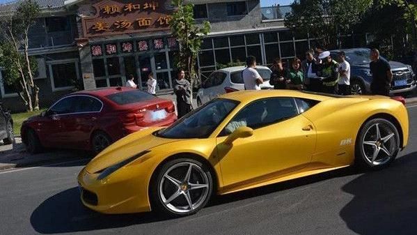 陸男借法拉利當禮車　結婚前夕竟撞毀