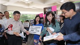 大巨蛋光害  光復國小家長陳情台北市議員許淑華（前右2）5日與台北市光復國小家長前往市議會遞交陳情書給台北市長柯文哲（前左），希望柯文哲盡快解決大巨蛋造成光復國小光害的問題。中央社記者張皓安攝  108年11月5日