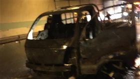 警政署國道公路警察局第七警察大隊5日獲報國道6號東向19.6公里處、國姓1號隧道內線車道發生火燒車，考量安全及救災，封閉國姓1號隧道東向全線。火勢撲滅後發現車頭嚴重燒毀。（國道警提供）