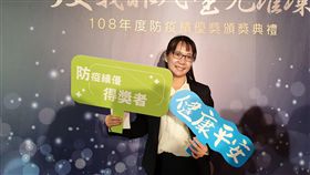 新生兒遭母溺斃　廖惠雅助破案獲防疫績優獎苗栗縣政府衛生局技士廖惠雅今年初發揮敏感度、主動追查新生兒逾期未辦理出生登記案，發現孩子竟已遭母溺斃。她因協助警方偵破殺嬰案，5日獲得衛生福利部防疫績優獎。中央社記者陳偉婷攝　108年11月5日
