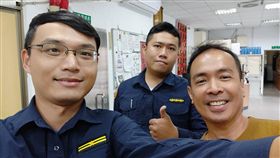 金山警助菲律賓旅客尋回行李菲律賓籍男子馬丁（右）日前搭客運到野柳地質公園遊玩後，發現行李箱放在客運下層貨艙忘了領取，野柳派出所員警不到20分鐘就協助尋回行李箱。（金山警分局提供）中央社記者王朝鈺傳真　108年11月5日