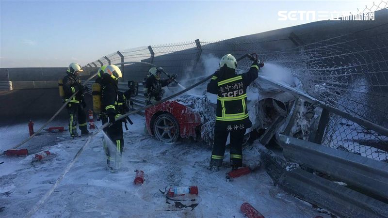 台中國際賽車場！法拉利衝撞護欄起火