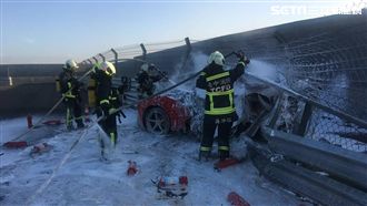 台中國際賽車場！法拉利衝撞護欄起火