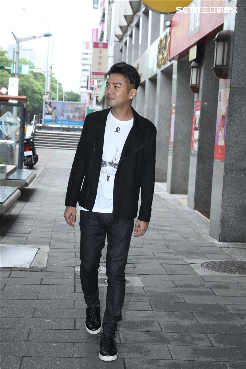 謝承均三立新聞網專訪。（記者邱榮吉/攝影）