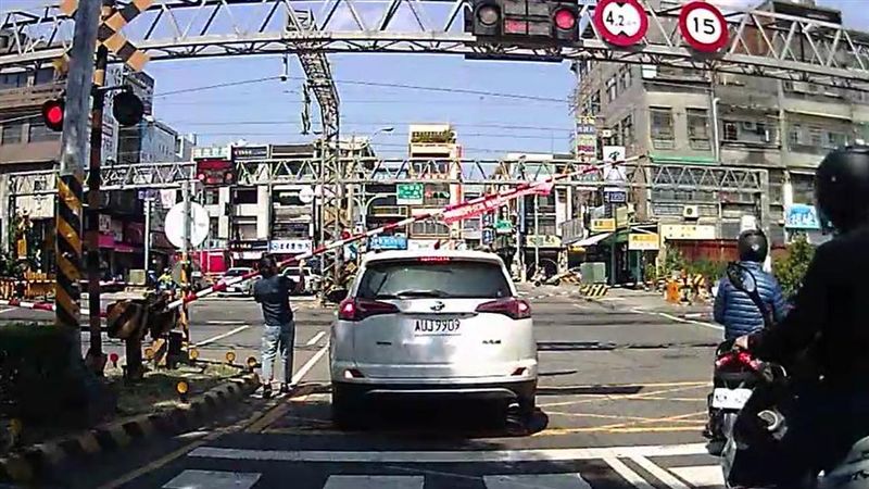 險釀大禍！轎車疑搶快卡鐵軌竟傻住