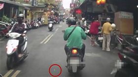 吐痰　（圖／資料照）