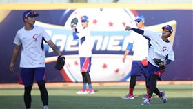 12強中華隊首戰交手波多黎各　選手熱身（1）2019世界12強棒球賽B組預賽5日在台中洲際棒球場開打，中華隊首戰將交手波多黎各，賽前中華隊選手在場中熱身。中央社記者張新偉攝　108年11月5日