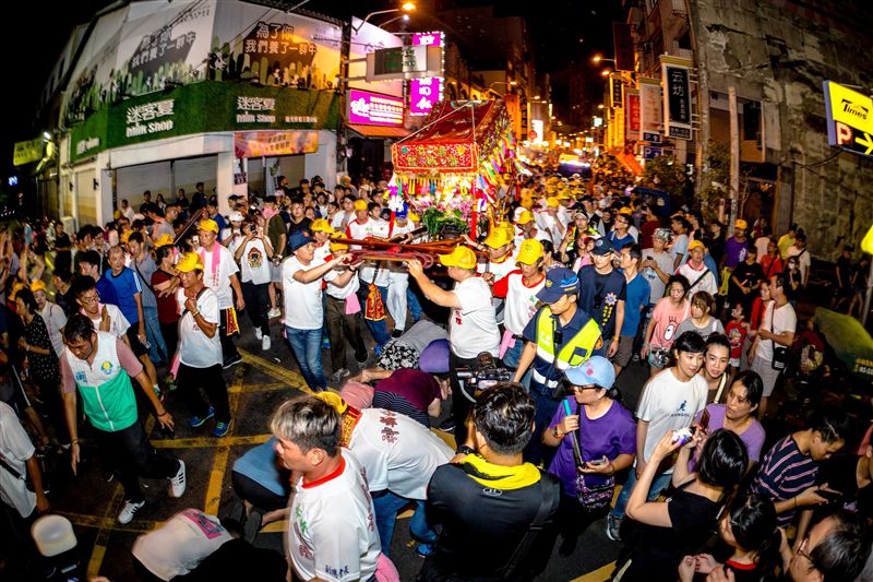 新竹都城隍爺回駕民眾鑽轎底_神攝手：小瑋風城