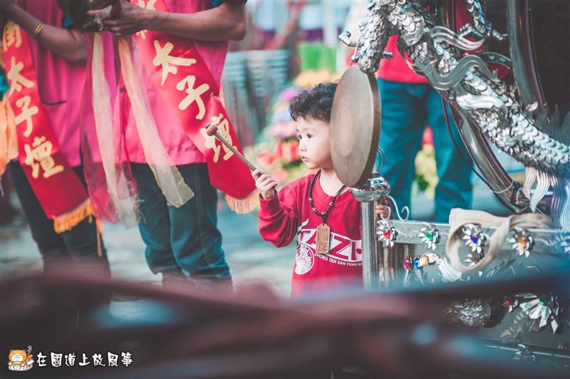 神攝手：在國道放風箏