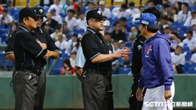 主審判決爭議，江少慶補上三振。（圖／記者林聖凱攝影）