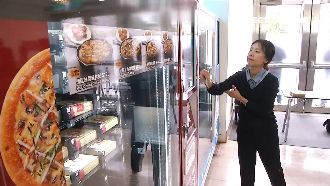 美味不打折！「披薩」販賣機超吸睛