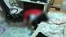 泰國,少年猝死電腦前,跪趴（圖／翻攝自เกาะติดสถานการณ์และอุบัติเหตุ臉書）