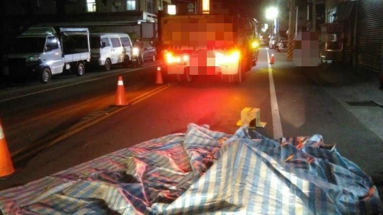 主人遭輾斃…小黑狗連4天回現場悲泣