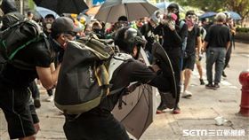 反送中／10月20日香港九龍大遊行，本應是和平的遊行，但最後在硝煙下演變為警民衝突，部分示威者在遊行後陸續散去，而另一部分的前線示威者則轉往尖沙咀圍堵警察局並建起防線，掩護後排的示威群眾離開。（圖／三立新聞網駐香港記者王志杰攝）