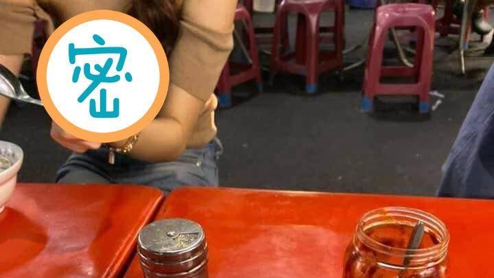 小吃店遇妹子洩春光！網驚：附帶內餡