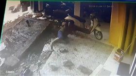 抽菸,化糞池,沼氣,汙水管,清理,印尼,雅加達,爆炸,放鬆,除臭,地板, 圖／翻攝自YouTube