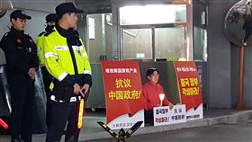 韓議員中國使館前靜坐 抗議歧視韓國電玩在野的自由韓國黨國會議員趙慶泰，5日以「抗議中國政府歧視韓國遊戲產業」等大字牌，在首爾明洞中國大使館前抗議中國政府歧視南韓遊戲產業。中央社記者姜遠珍首爾攝  108年11月5日