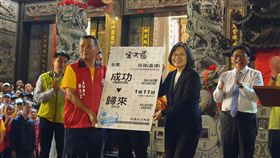 蔡總統屏市為媽祖安座　廟方贈成功歸來車票總統蔡英文（前右）5日晚間為屏東市歸來慈天宮的媽祖新廟建成安座，廟方主委蔣家煌（前左）送蔡總統「成功－歸來」的自強號車票，預祝蔡總統連任成功。中央社記者郭芷瑄攝　108年11月5日