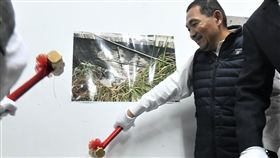 淡水區海鷗段防災都更案　侯友宜出席拆除典禮新北市長侯友宜5日出席淡水區海鷗段防災都更案拆除典禮，以金鐵槌敲擊牆面，象徵拆除工作正式展開。中央社記者王鴻國攝　108年11月5日