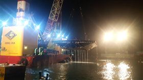 南方澳跨港大橋完成拆除及障礙物清除宜蘭縣南方澳跨港大橋坍塌後，殘骸影響當地航道通行。台灣港務公司調派萬噸級平台船「宏禹1號」進駐現場，5日傍晚完成殘骸拆除及水下障礙物清除工作。（台灣港務公司提供）中央社記者沈如峰宜蘭傳真　108年11月5日