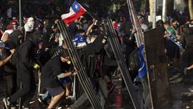 智利民眾29日再度走上街頭抗議總統皮涅拉，爆發警民衝突。（法新社提供）