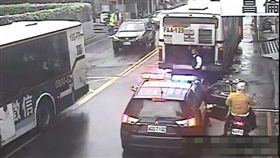 警停車未靠邊就開車門　騎士撞上彈飛撞燈桿