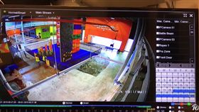 美國佛羅里達州日前發生一起驚悚意外，一名10歲男童在室內遊樂場的高空溜索上滑行，不料下一秒竟出事！疑似是繩索上的扣環鬆脫，男童整個人直接應聲墜地，現場工作人員聽到聲響後趕緊衝上前查看，由於傷勢嚴重，緊急將男童送醫。（圖／翻攝自10News WTSP YouTube）