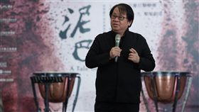 朱宗慶暢談擊樂劇場泥巴朱宗慶打擊樂團推出擊樂劇場「泥巴」，透過打擊樂與陶瓷工藝的共鳴，展現台灣人為家鄉努力付出的辛勤與堅持，也展現台灣土地的力量。藝術總監朱宗慶（圖）5日在台北出席彩排記者會，暢談分享演出內容。中央社記者徐肇昌攝　108年11月5日