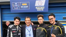 首屆賽車世運會  台灣代表隊不缺席駐義代表李新穎（左2）前往賽車會場，替台灣選手林帛亨（左）、陳意凡（右2）打氣，並討論加強台義賽車運動合作的可能性。（駐義代表處提供）中央社記者黃雅詩羅馬傳真  108年11月6日