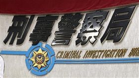 刑事局偵查第七大隊副大隊長徐釗斌（圖）28日表示，日前獲報指有電信詐欺機房藏身在新北市板橋區一處公寓4樓內，專案小組經蒐證完備後循線攻堅，現場查獲犯罪用電腦、手機、網路分享器、教戰手冊和斧頭等贓證物。中央社記者黃麗芸攝　108年10月28日
