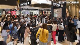 百貨公司週年慶首日爆人潮。