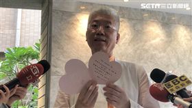 精神科名醫李光輝秀出翁子涵的手寫卡片（楊忠翰攝）