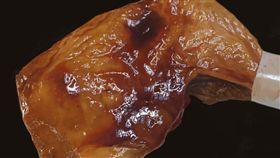 美食當前總讓人垂涎三尺，這張圖片完美呈現照燒雞腿油亮的表皮，醬香味彷彿也衝破螢幕，撲鼻而來；沒想到，隱藏在這香嫩多汁雞腿背後的案情並不單純，雞腿的製作過程曝光後，讓許多人全看傻眼，直呼「真的吃不下去」。（圖／翻攝自@kisuke_izumo Twitter）