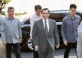 三中案被控違反證券交易法　馬英九出庭