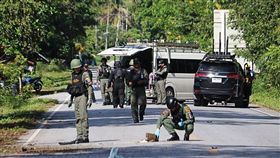 泰國軍方發言人普拉莫6日表示，暴力頻傳的南部地區有兩處檢查站疑遭穆斯林叛亂分子襲擊，造成至少15人死亡4人受傷，死亡人數為近年來最多。圖為泰國軍方防爆小組在也拉省遇襲現場檢查。（法新社提供）