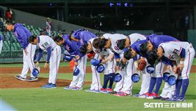 中華隊贏球賽後慶祝。（圖／記者林聖凱攝影）