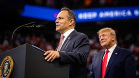 儘管美國總統川普（右）選前之夜趕來造勢，肯塔基州現任州長貝文仍意外落敗。（圖取自facebook.com/mattbevinforkentucky）