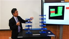 中科建置智慧防減災系統（2）中部科學園區管理局建置智慧防減災系統，中科管理局長許茂新6日展示結構安全監測系統預警成果。中央社記者蘇木春攝　108年11月6日