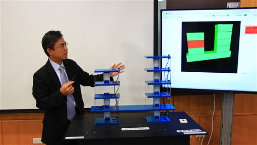 中科建置智慧防减灾系统(2)中部科学园区管理局建置智慧防减灾系统,中科管理局长许茂新6日展示结构安全监测系统预警成果。中央社记者苏木春摄 108年11月6日