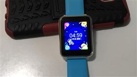 買衛星手錶給兒！遭家長酸「考試作弊」　媽無奈曝黑暗陰影