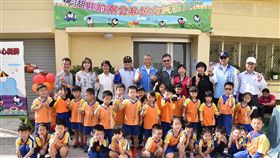 澎湖公私托育中心揭牌　偏鄉提供服務澎湖馬公前寮與白沙2處公私協力托嬰中心和托育家園，6日由澎湖縣長賴峰偉（後排左6）等人揭牌，讓市郊偏鄉的幼兒可就近居家托育服務。中央社　108年11月6日