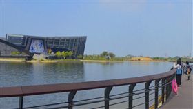 (16:9)故宮南院園區綠美化進行中故宮南院處長彭子程6日表示，目前正持續在園區進行植栽綠美化，在主要入口、參觀動線上，種植約1500株大型優質喬木。另外，目前施做中的國寶館工程參觀動線，也規畫棚式廊道與植栽綠美化，未來園區將呈現大樹林蔭的豐富景觀。中央社記者蔡智明攝　108年11月6日