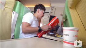 本名周剛毅的知名網紅「我是老爸‧我不要當爸」，被控於6月間，在搭乘遠東航空澎湖飛往馬公的班機上，拿Sony相機拍攝長達14分鐘的機內影片，並上傳到Youtube，違反《民用航空法》。（圖／翻攝自bilibili「我是老爸我不要當爸」頻道）
